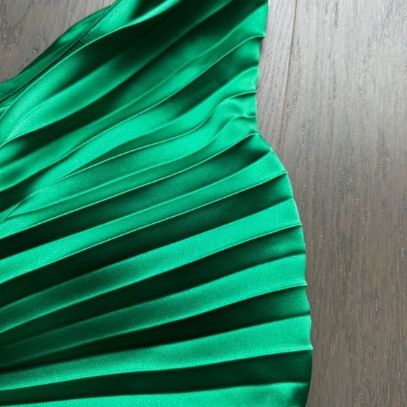 Delfi Collective LEAH Pleated One Shoulder Green Hunter Midi Dress - XS X SMALL - Picture 6 of 14